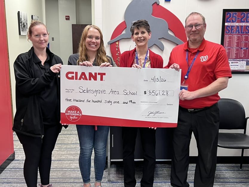Giant Food Stores Feeding School Kids Campaign Presents Check to SASD