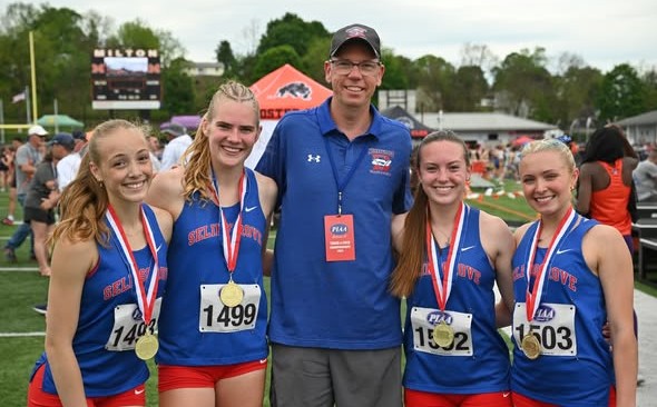 Winners of Districts 4X400 Relay with the time of 4:02.19!  Congratulations!
